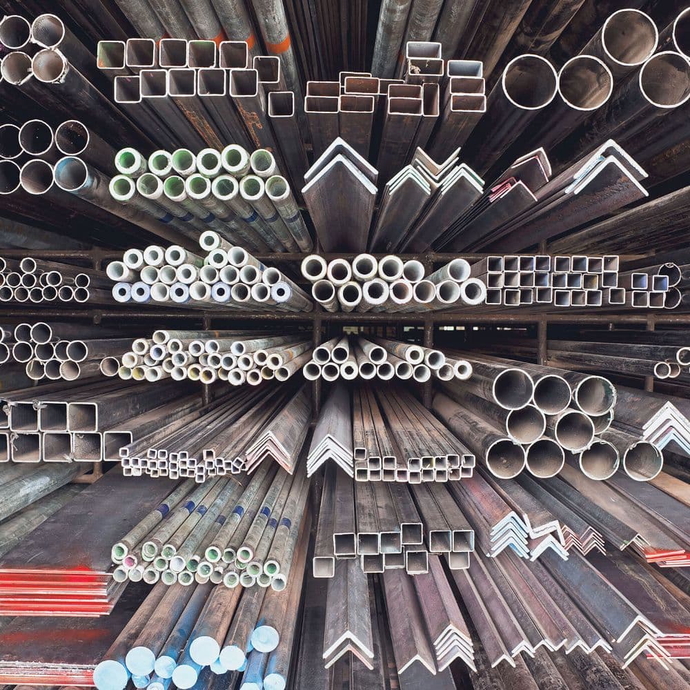 Sắt cũ gỉ ít từ khung nhà kính cũ và vườn ươm bỏ trống, sắt ống, sắt chữ V nhiều loại, nhiều mẫu